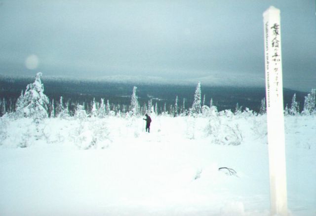 Etualalla Rauhanpaalu, keskell min ja taustalla Korvatunturi.