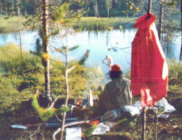 Laavijrvi. Huomaa hyttyshuppu ja sadetakki. Jussi notskilla ja kaima-Jouni pesulla.