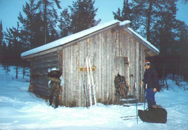 Naltiojoen porokmpp. Markus poseeraa, Petri laittaa suksia.