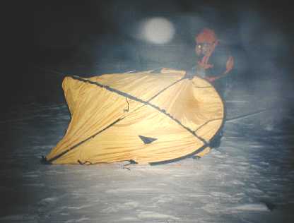 Teltanpystytyst� kovassa tuulessa